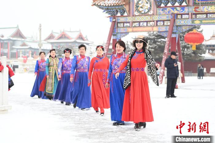 2月13日，老年人在呼和浩特市大召廣場拍照“打卡”?！⑽娜A 攝