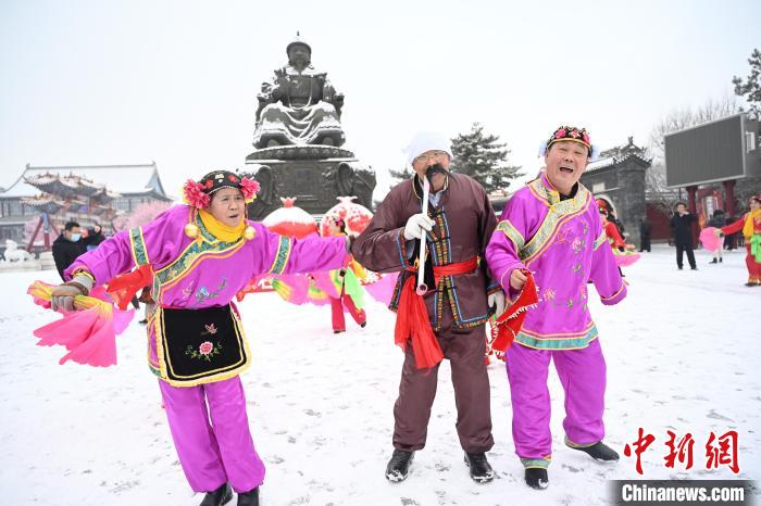 2月13日，秧歌隊(duì)在呼和浩特市大召廣場雪中起舞?！⑽娜A 攝