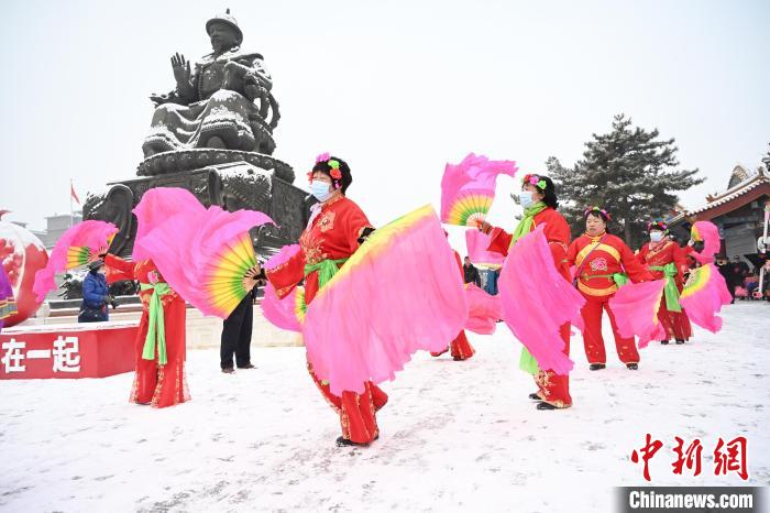 2月13日，秧歌隊(duì)在呼和浩特市大召廣場雪中起舞?！⑽娜A 攝