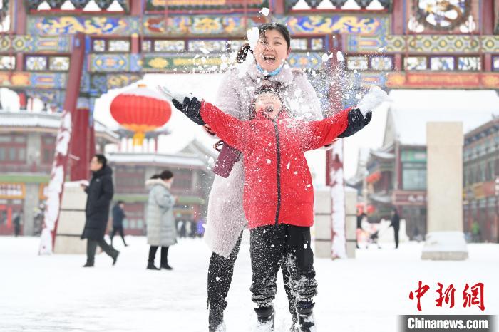 2月13日，家長與小朋友在呼和浩特市大召廣場享雪趣?！⑽娜A 攝