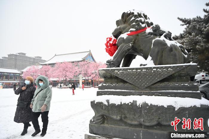 2月13日，民眾在呼和浩特市大召廣場雪中漫步?！⑽娜A 攝
