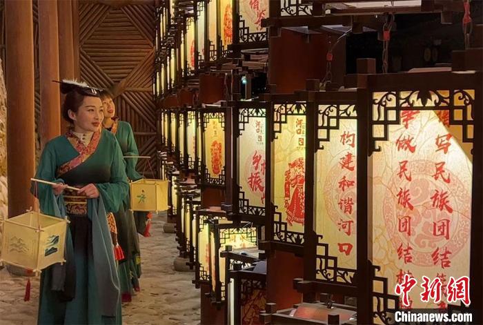 圖為游客身著古裝逛燈會(huì)?！堈裣?攝