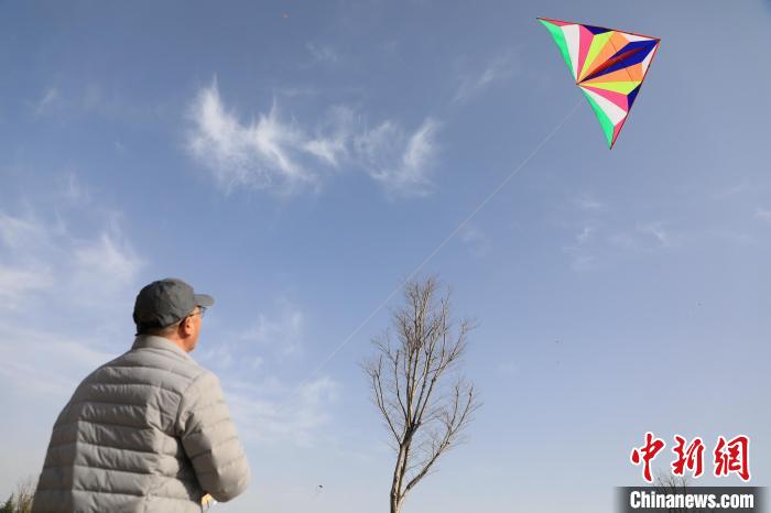 市民在放風(fēng)箏。　鄧小強(qiáng) 攝