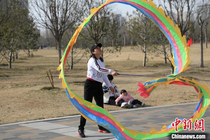市民在公園里上演彩綢舞?！∴囆?qiáng) 攝