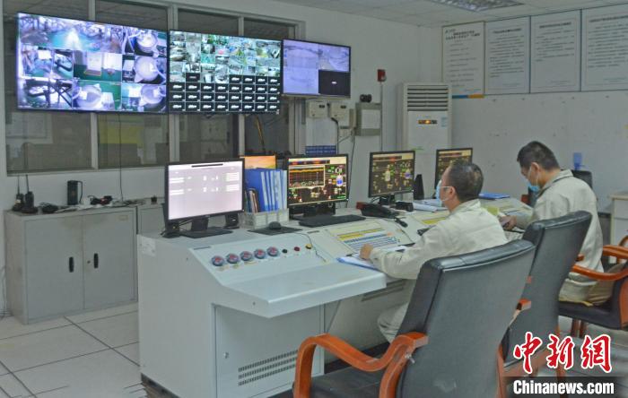 工人在中控室觀察各個(gè)生產(chǎn)車間運(yùn)行情況。　林弘梫 攝