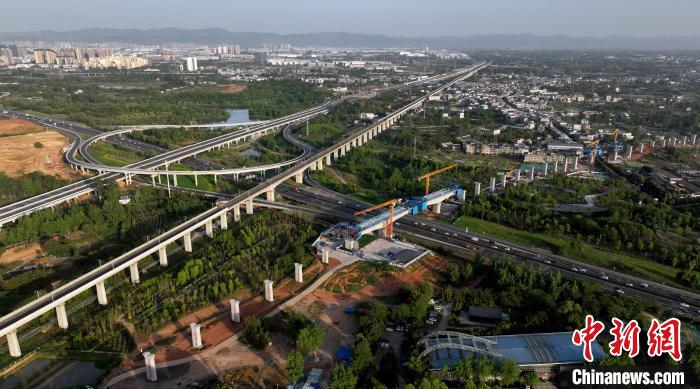 航拍正在建設(shè)的跨越成都繞城高速公路連續(xù)梁施工現(xiàn)場(chǎng)，旁邊依次為已運(yùn)營(yíng)的成渝高速鐵路和機(jī)場(chǎng)高速公路?！⒅铱?攝