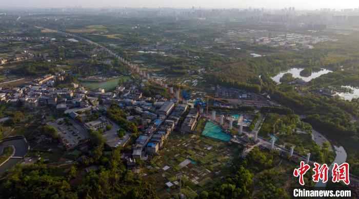 航拍正在建設(shè)中的成都至自貢高速鐵路成都段?！⒅铱?攝