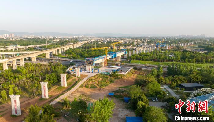 航拍正在建設(shè)的成都至自貢高速鐵路跨成都繞城高速公路連續(xù)梁施工現(xiàn)場(chǎng)?！⒅铱?攝