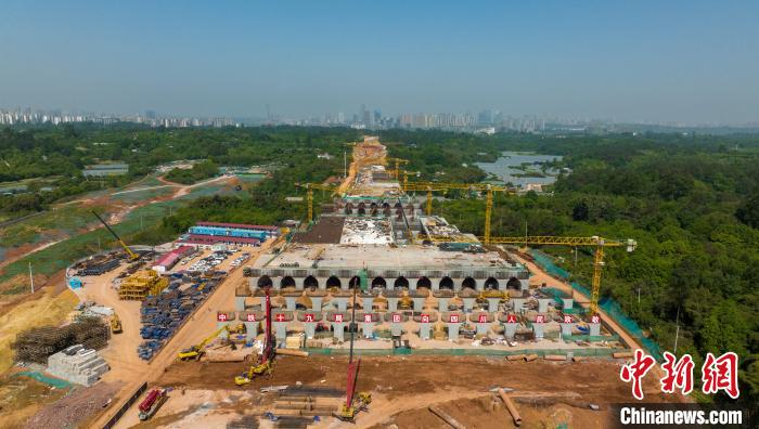 加緊施工建設(shè)的天府站多線橋?！⒅铱?攝