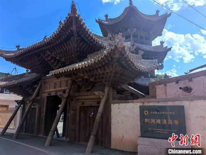 圖為集漢、藏、伊斯蘭風(fēng)格于一體的700年歷史的全國(guó)重點(diǎn)保護(hù)文物——阿河灘清真寺?！埡ｖ?攝