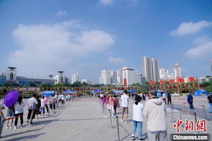 資料圖為居民有序排隊進行核酸檢測。　馬銘言 攝