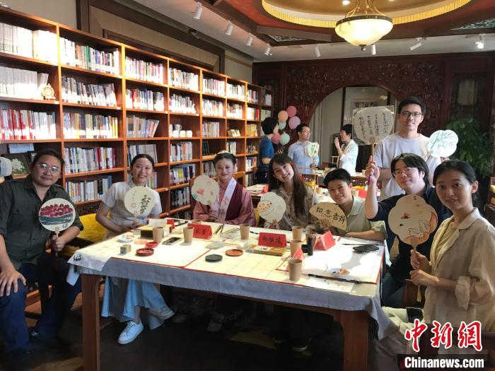 9月14日，“月動臨秋扇”中華傳統(tǒng)文化沉浸式體驗(yàn)活動在北京紀(jì)曉嵐故居舉辦。陳建新 攝 陳建新 攝