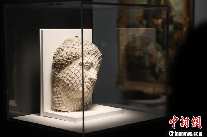 曼雷的裝置作品《維納斯》?！埡鄠?攝