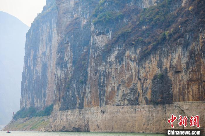 圖為瞿塘峽兩岸壯麗景致?！×簹J卿 攝