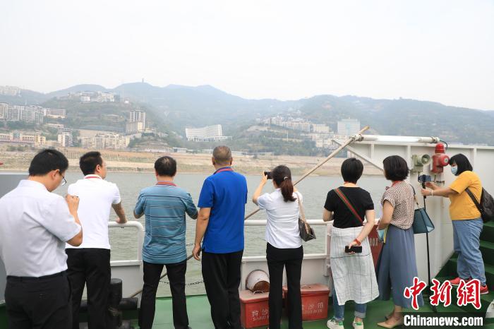 重慶市政協(xié)“同心聚力巴渝行”主題采訪團(tuán)15日走進(jìn)奉節(jié)，了解當(dāng)?shù)卣f(xié)委員護(hù)江成效。　梁欽卿 攝
