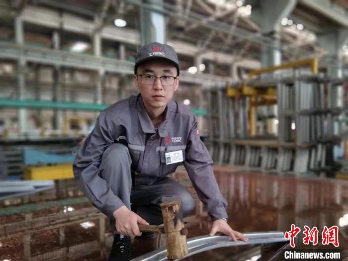 王漢卿在調修側墻彎梁?！∈茉L者供圖