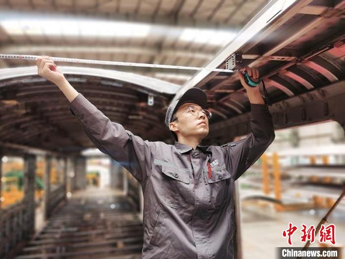 王漢卿在安裝車頂二次骨架吊?！∈茉L者供圖