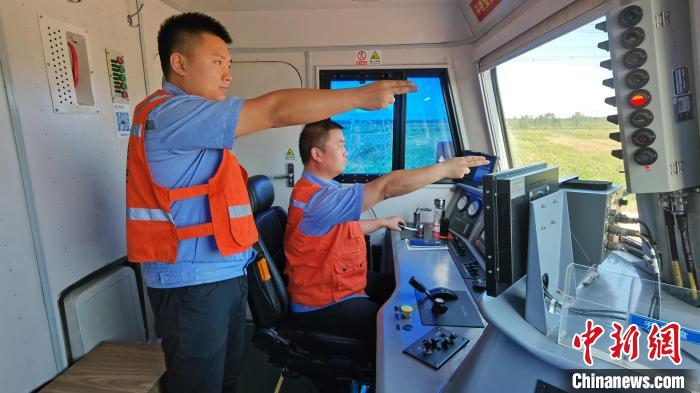 為確保首趟班列安全正點(diǎn)開(kāi)行，東營(yíng)鐵路運(yùn)輸分處認(rèn)真做好班列開(kāi)行的各項(xiàng)準(zhǔn)備工作?！≈需F三局運(yùn)輸工程分公司供圖