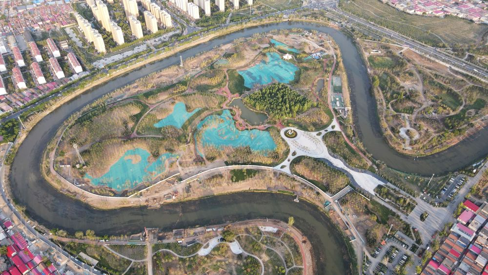 　圖為4月30日拍攝的河北滄州市區(qū)的大運河“Ω”形河道。新華社發(fā)(傅新春 攝)