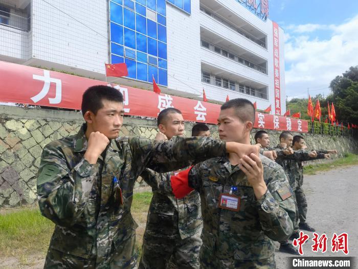 新兵尤云龍(左)不斷向一名合格軍人蛻變?！￡愴?攝