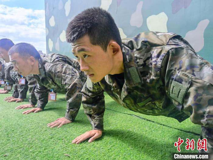 尤云龍正在和戰(zhàn)友進(jìn)行體能訓(xùn)練?！×志杆?攝