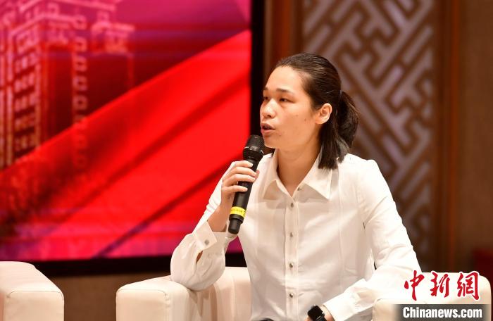 圖為林莉在福建師范大學(xué)分享會(huì)上發(fā)言?！蚊?攝