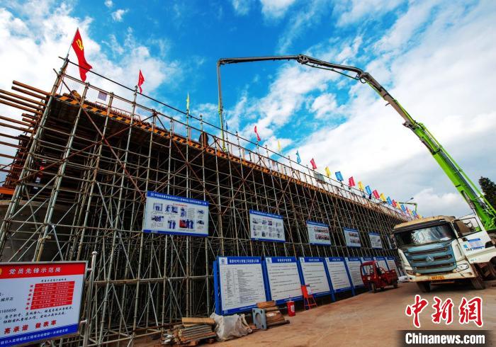 圖為渝昆高鐵云南段境內(nèi)首座大橋連續(xù)梁混凝土澆筑施工現(xiàn)場?！『螀矽i 攝