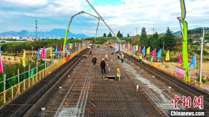 圖為渝昆高鐵云南段境內(nèi)首座大橋連續(xù)梁混凝土澆筑施工現(xiàn)場?！⑽馁F 攝