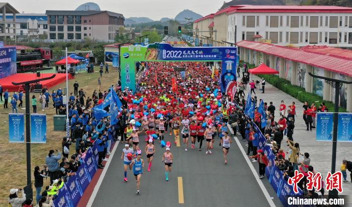 2022年龍虎山半程馬拉松鳴槍開跑?！⒅剧?攝