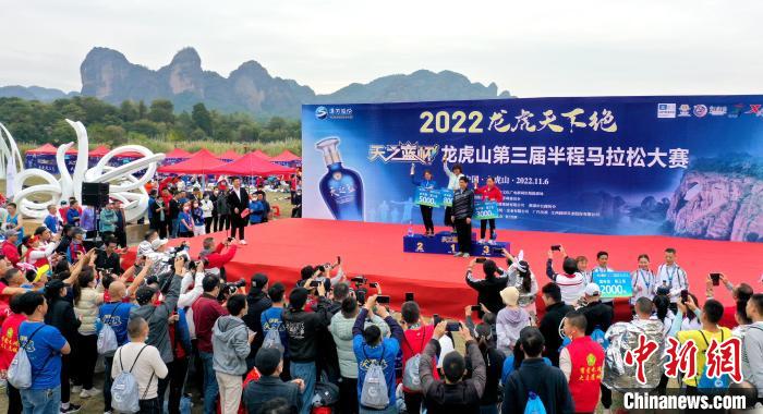 2022年龍虎山半程馬拉松鳴槍開跑。　劉志琨 攝
