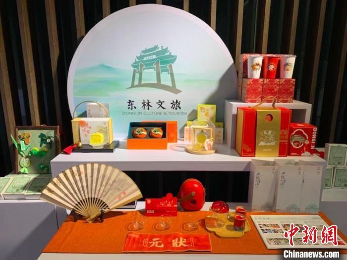 發(fā)展論壇現(xiàn)場(chǎng)展出的無(wú)錫城市文創(chuàng)作品?！O權(quán) 攝