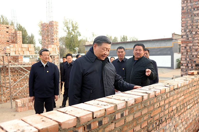 2023年11月10日，習近平總書記在河北保定涿州市刁窩鎮(zhèn)萬全莊村房屋重建施工現場考察。