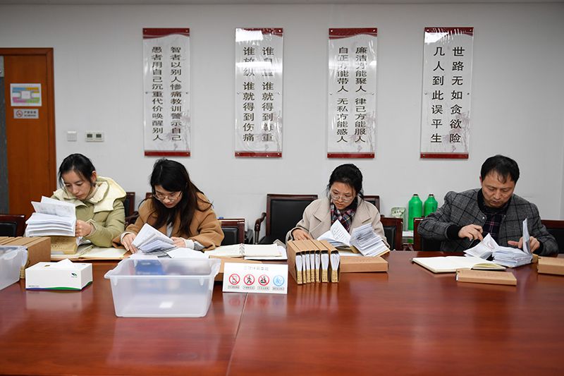 2020年1月8日，浙江寧波市北侖區(qū)紀委工作人員在檢查北侖區(qū)大數據發(fā)展管理中心2019年的公款消費票據，查找是否存在違規(guī)問題。