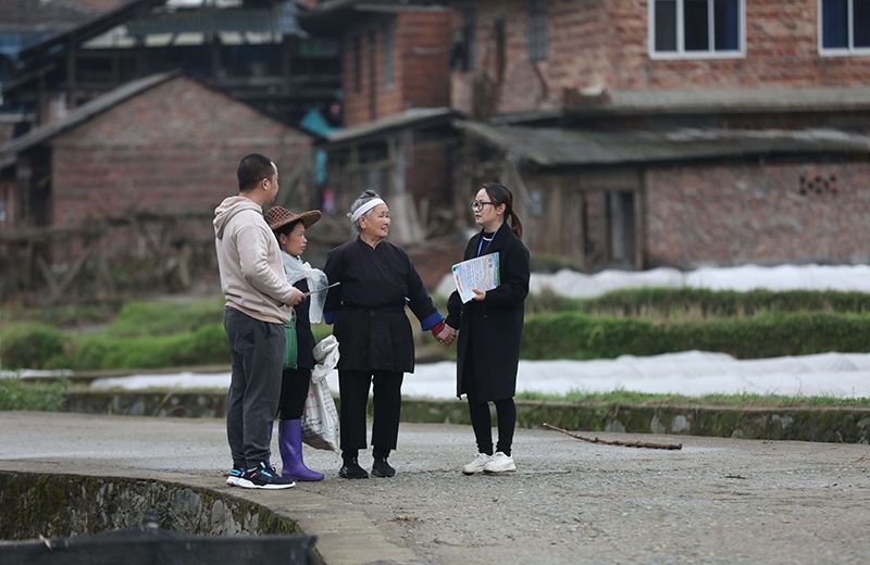 2022年3月24日，在廣西柳州市三江侗族自治縣良口鄉(xiāng)南寨村，紀檢監(jiān)察干部(右一、左一)在了解惠農政策落實情況。