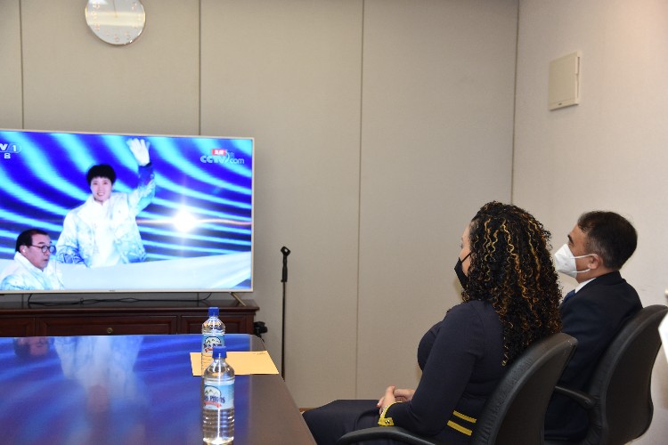 多米尼克友人與我外交官同看開幕式。中國(guó)駐多米尼克使館供圖