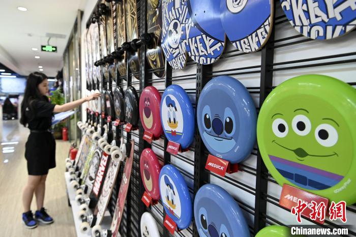 葉偉倫的體育用品公司推出了一系列IP授權(quán)款?！￡愺K旻　攝