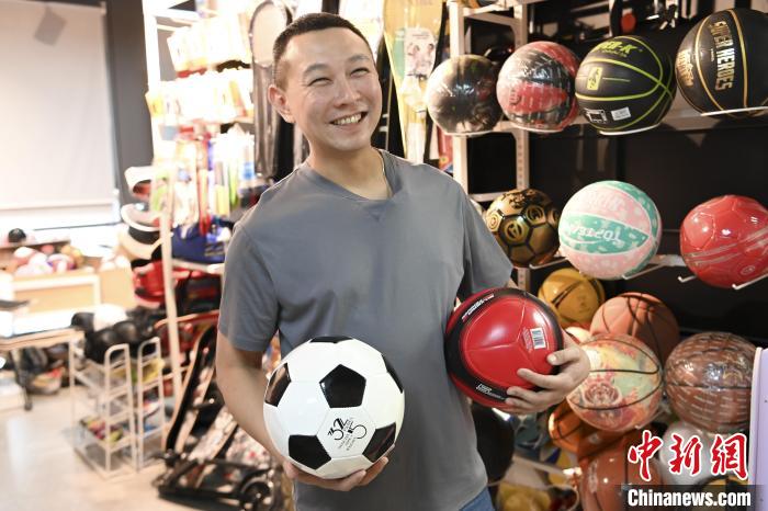 葉偉倫講述葉家在內(nèi)地的發(fā)展史，其中足球是他們家引以為傲的一個(gè)產(chǎn)品?！￡愺K旻 攝