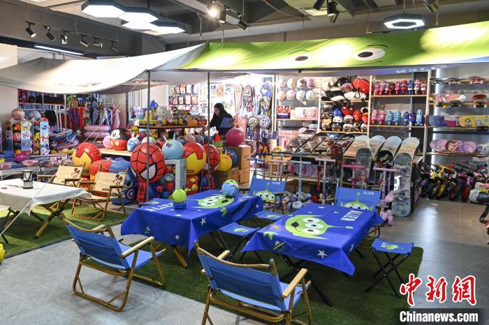 葉偉倫的體育用品公司推出了一系列產(chǎn)品。　陳驥旻 攝