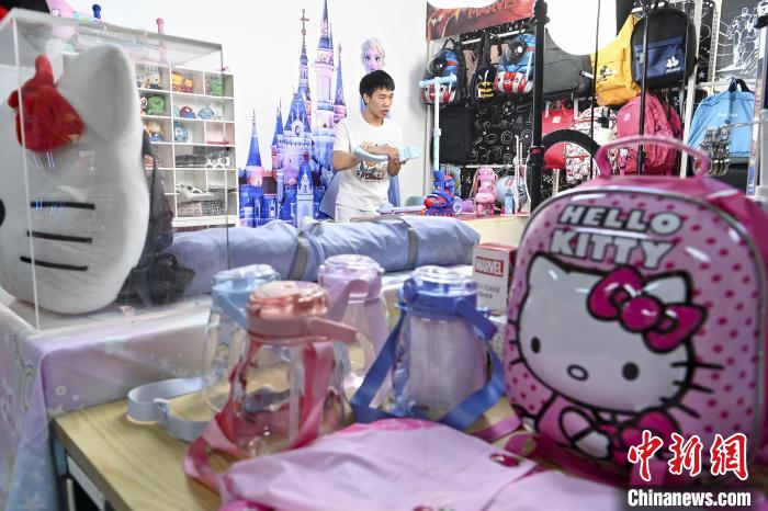 葉偉倫公司員工通過網(wǎng)絡(luò)直播方式銷售產(chǎn)品?！￡愺K旻 攝