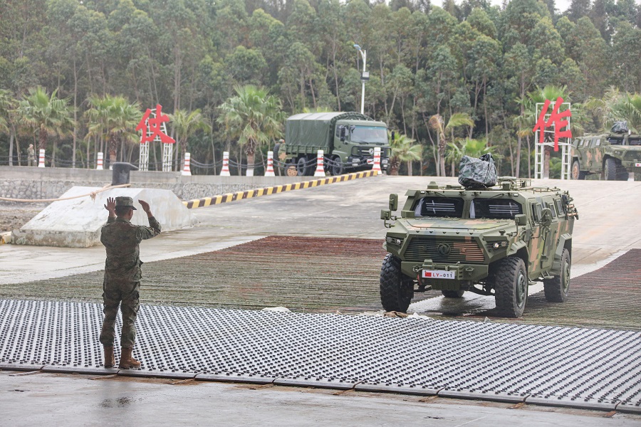 井岡山艦出發(fā)前進行車輛裝載。井岡山艦供圖
