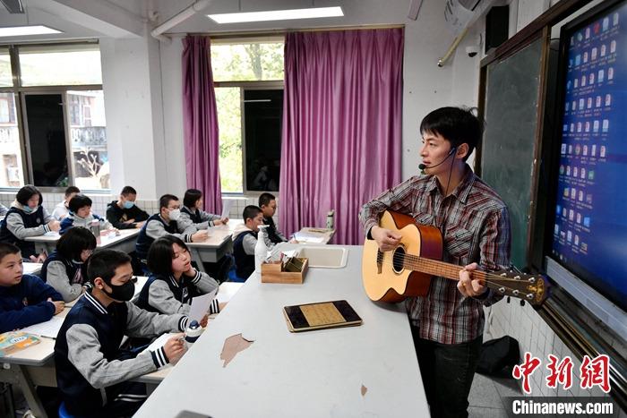 圖為3月16日，張家豪在福建福州延安中學教學。 <a target='_blank' href='/'><p  align=