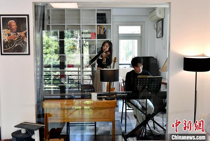 圖為3月10日，林佳臻(左)與張家豪在福建福州租的套房內(nèi)排練。 <a target='_blank' href='/'><p  align=