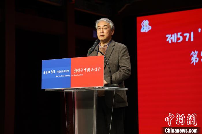 韓國(guó)前國(guó)務(wù)調(diào)整室長(zhǎng)李錫駿致辭?！≈袊?guó)駐韓國(guó)大使館供圖