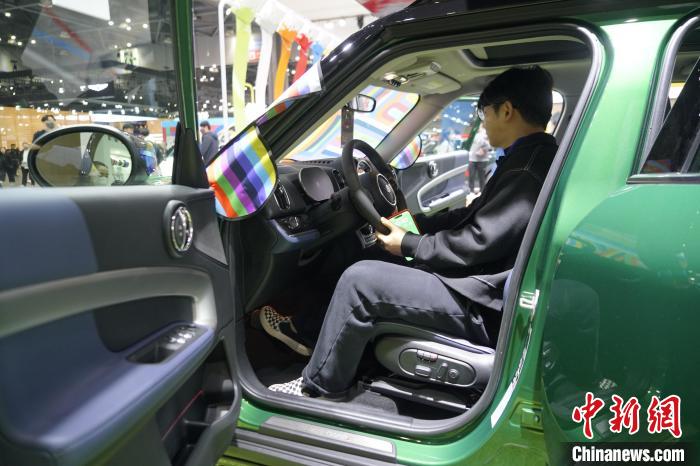 圖為觀眾在展會試駕車輛?！⑿?攝