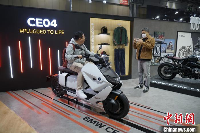 圖為觀眾在展會試駕車輛?！⑿?攝