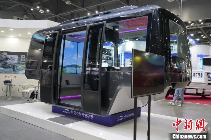 圖為展會上展示的無人駕駛移動出行工具?！⑿?攝