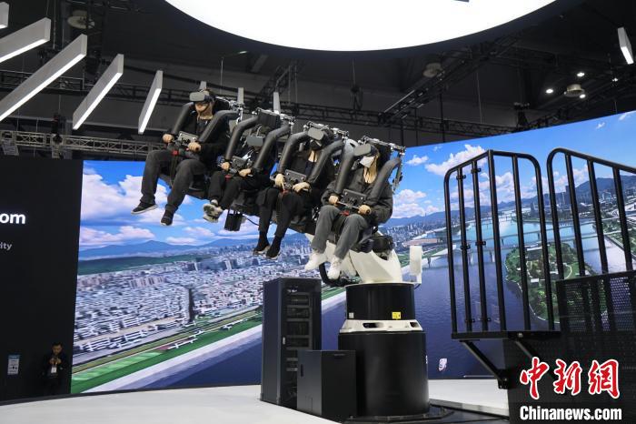 圖為觀眾在展會模擬體驗未來城市空中移動出行方式?！⑿?攝