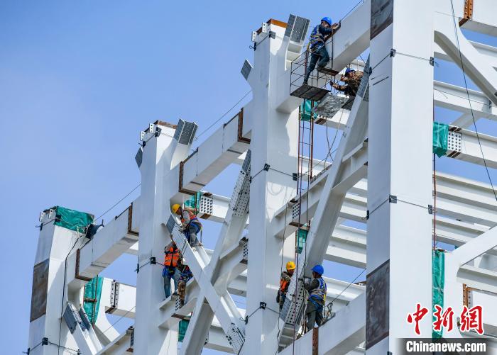 圖為海南商業(yè)航天發(fā)射場(chǎng)1號(hào)工位建設(shè)現(xiàn)場(chǎng)，工人正緊鑼密鼓施工?！●樤骑w 攝