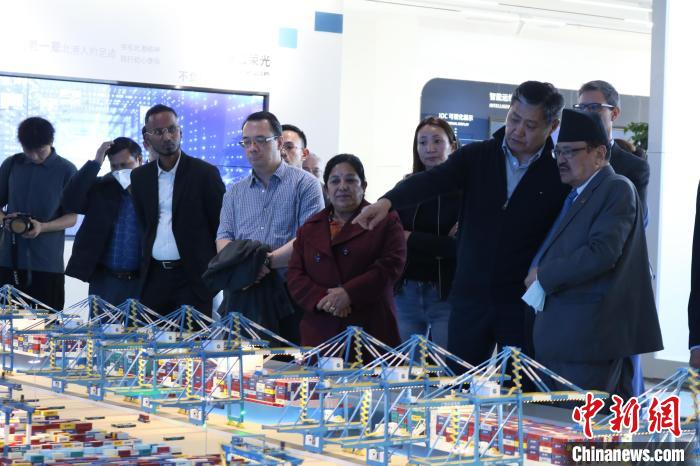 駐華使節(jié)和外交官參訪北部灣港智慧港口創(chuàng)新中心。　陳秋霞 攝