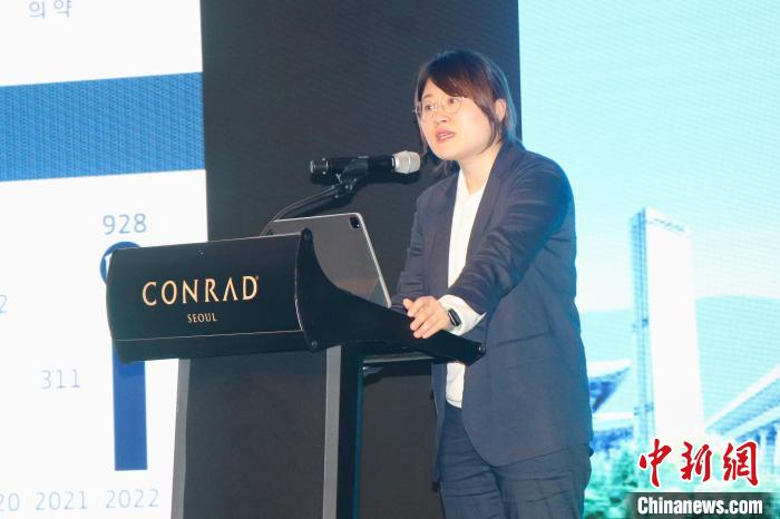 韓國大韓貿(mào)易投資振興公社外國投資監(jiān)察辦公室科長樸金蘭致辭?！∪f佳欣 攝